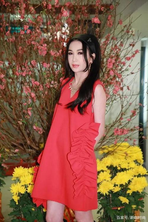 年过半百她美又飒,风华依旧——年过半百的她美得耀眼，飒爽英姿令人敬仰